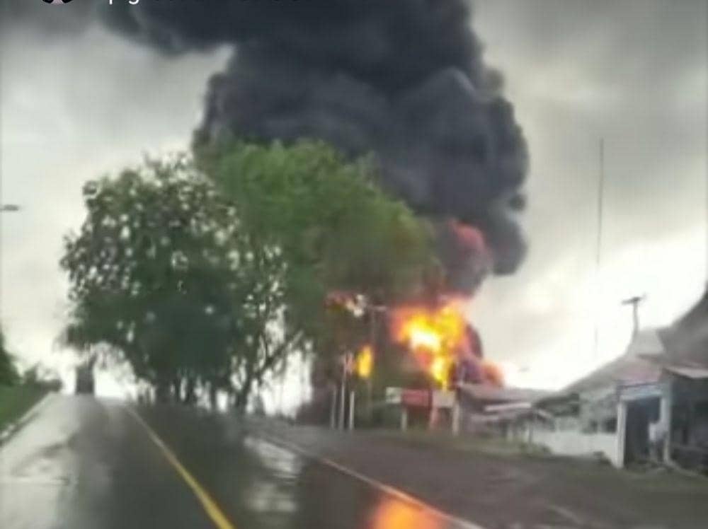 Booster Pertamina Lubuk Karet Banyuasin Terbakar Disambar Petir