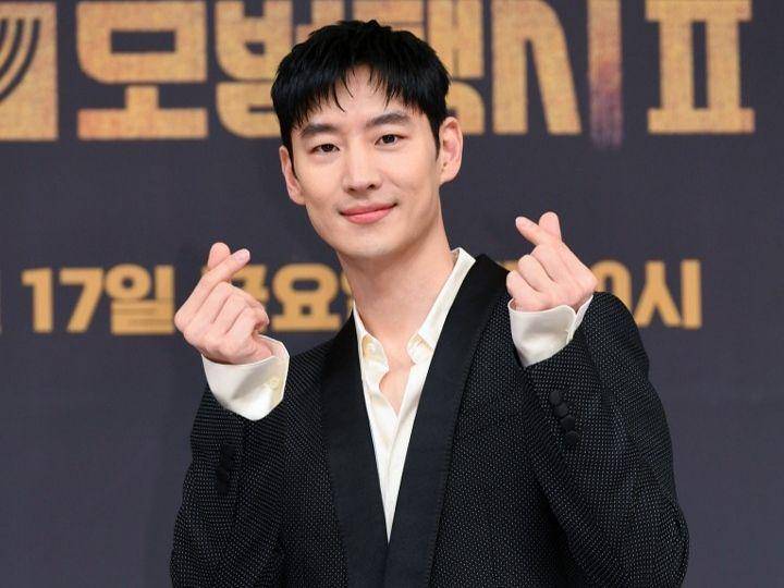 Lee Je Hoon di Taxi Driver (instagram.com/sbsdrama.official)