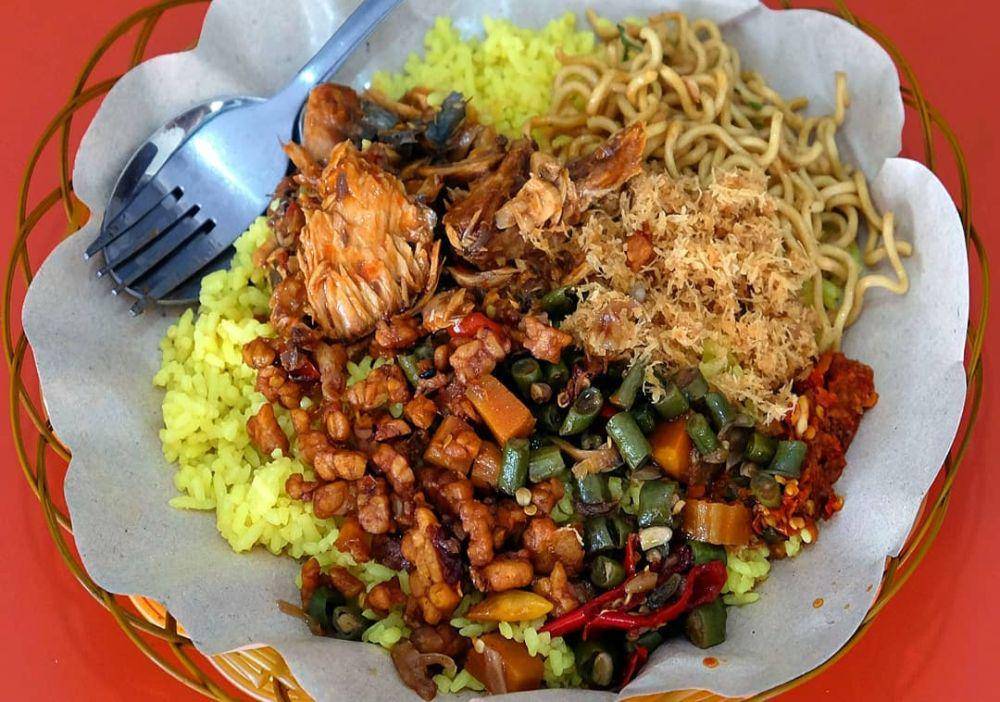 Nasi Kuning Dobo (instagram.com/e_ndro)