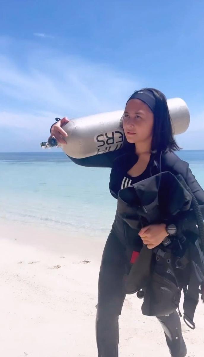 potret Prilly Latuconsina saat diving (instagram.com/prillylatuconsina96)