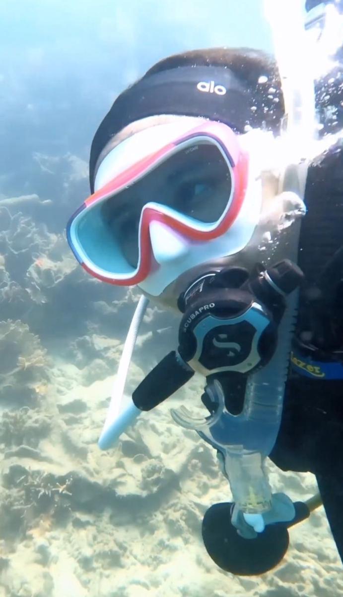potret Prilly Latuconsina saat diving (instagram.com/prillylatuconsina96)