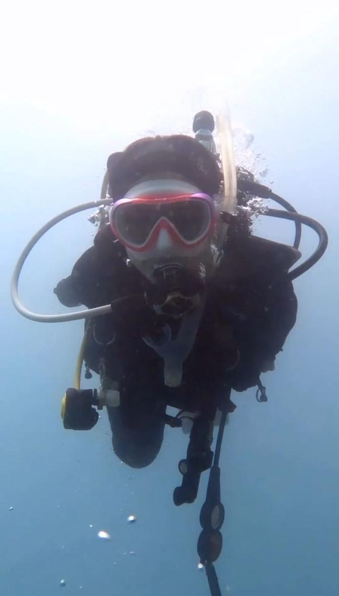 potret Prilly Latuconsina saat diving (instagram.com/prillylatuconsina96)