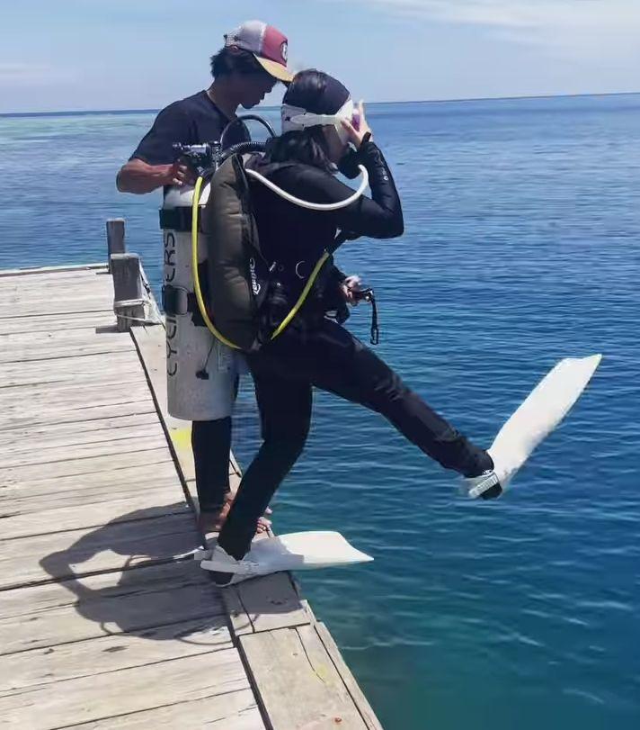 potret Prilly Latuconsina saat diving (instagram.com/prillylatuconsina96)