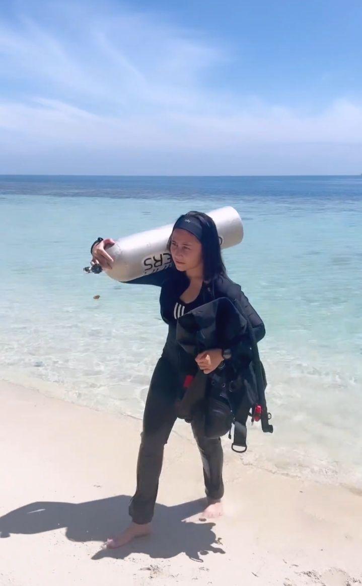 potret Prilly Latuconsina saat diving (instagram.com/prillylatuconsina96)