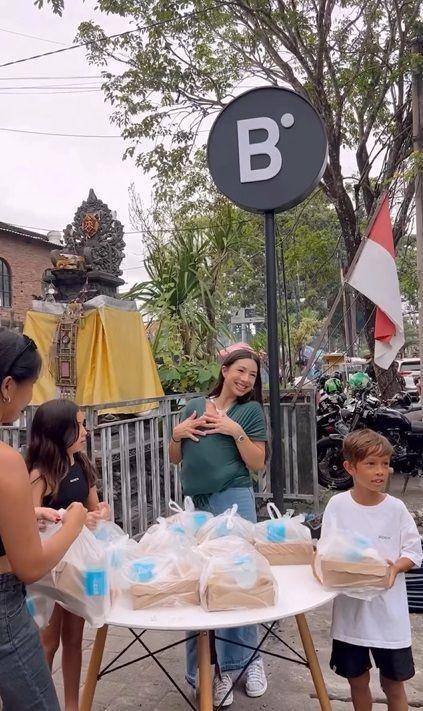 potret Jennifer Bachdim dan 4 anak berbagi makanan (instagram.com/jenniferbachdim)
