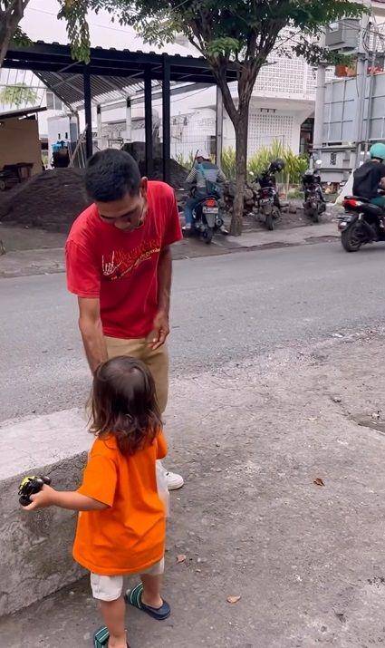 potret Jennifer Bachdim dan 4 anak berbagi makanan (instagram.com/jenniferbachdim)