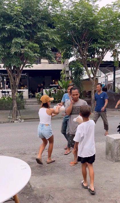 potret Jennifer Bachdim dan 4 anak berbagi makanan (instagram.com/jenniferbachdim)