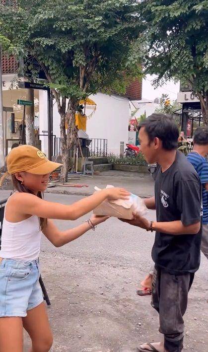 potret Jennifer Bachdim dan 4 anak berbagi makanan (instagram.com/jenniferbachdim)
