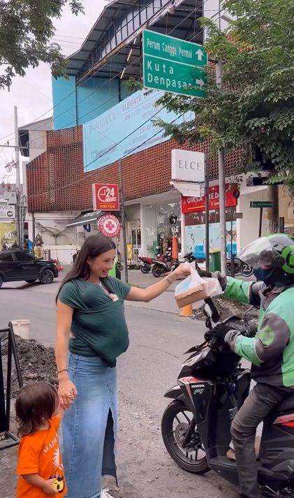 potret Jennifer Bachdim dan 4 anak berbagi makanan (instagram.com/jenniferbachdim)