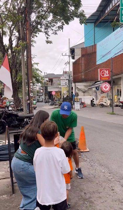 potret Jennifer Bachdim dan 4 anak berbagi makanan (instagram.com/jenniferbachdim)