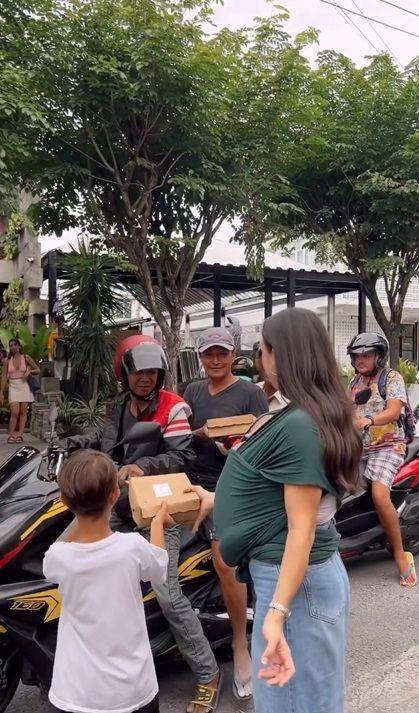 potret Jennifer Bachdim dan 4 anak berbagi makanan (instagram.com/jenniferbachdim)