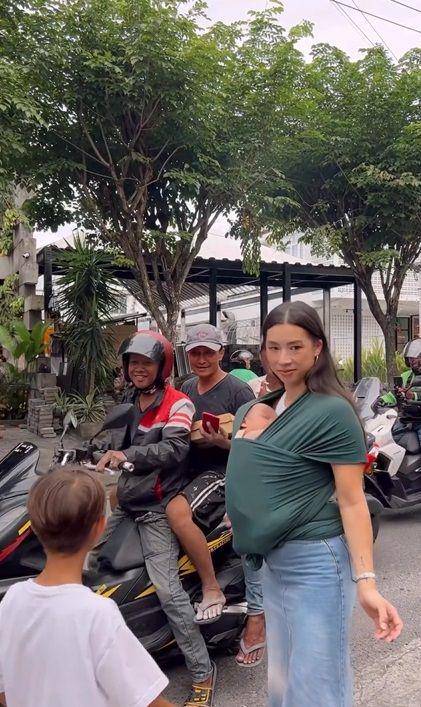 potret Jennifer Bachdim dan 4 anak berbagi makanan (instagram.com/jenniferbachdim)