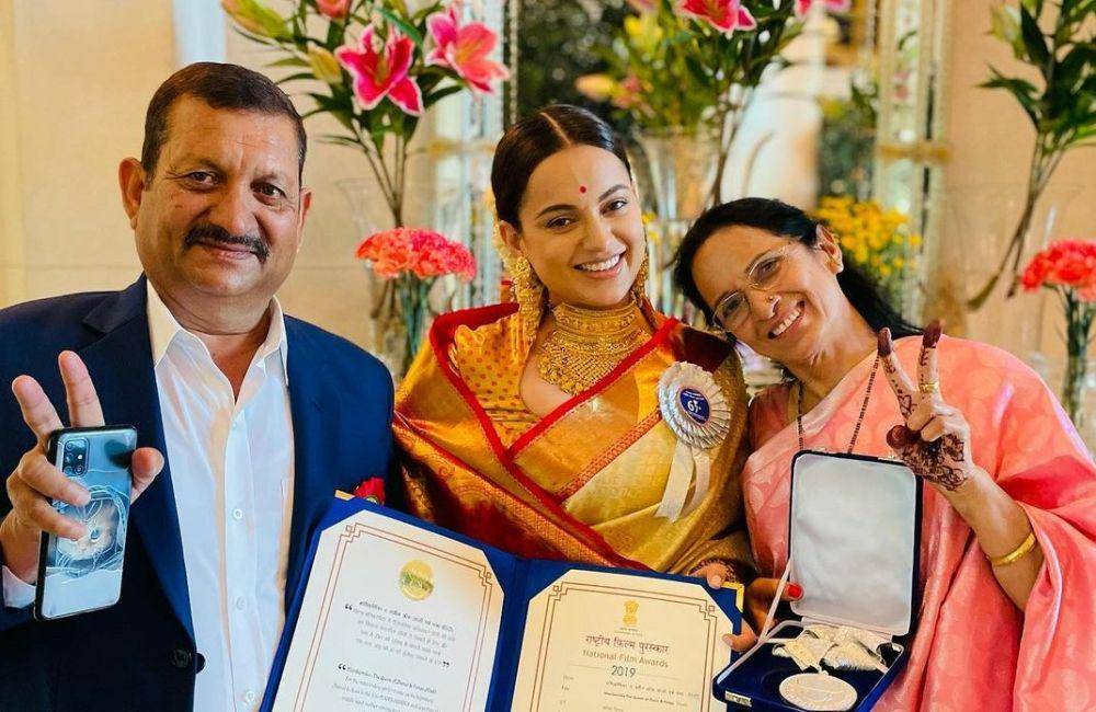 Kangana Ranaut dan orangtua (instagram.com/kanganaranaut)