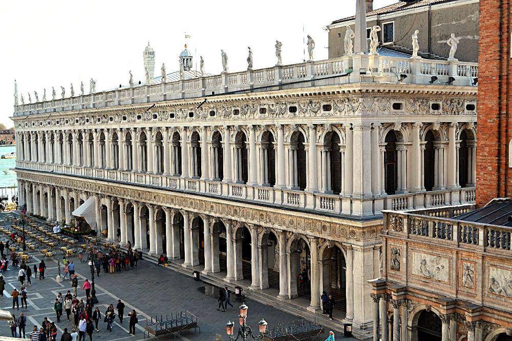 gaya renaissance dengan elemen klasik terlihat jelas di bangunan ini (architectureofcities.com)