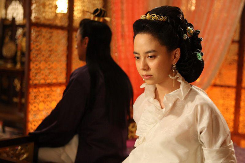 potret Song Ji Hyo dalam film A Frozen Flower (dok. IMDb)