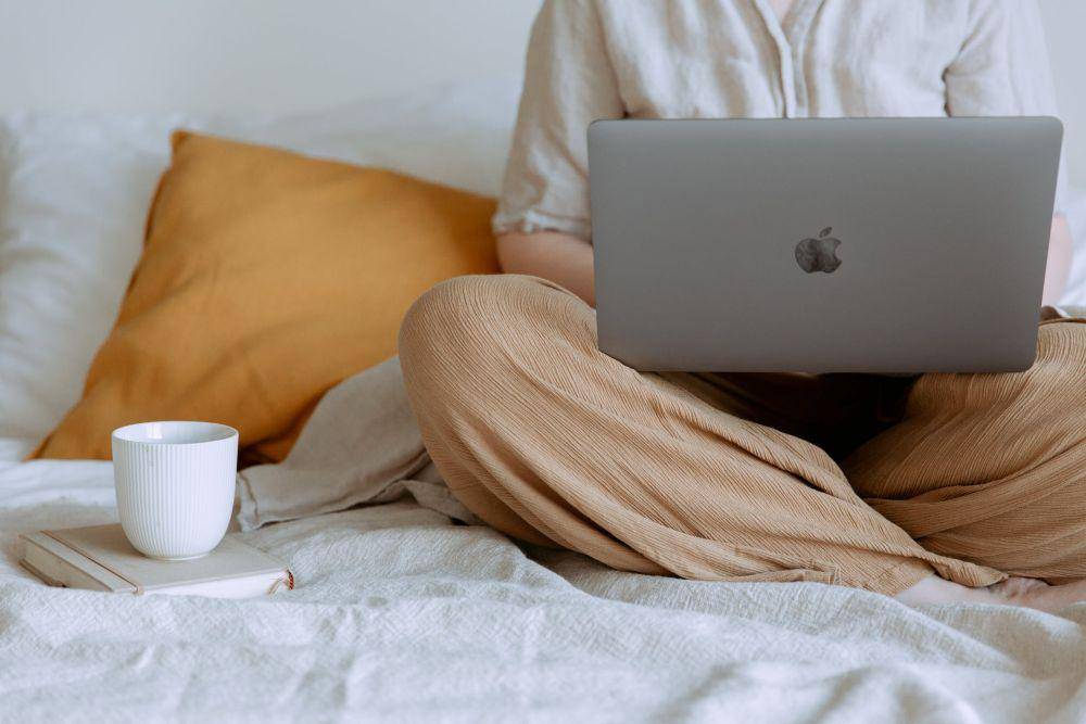 ilustrasi bermain laptop (pexels.com/Tatiana Syrikova)
