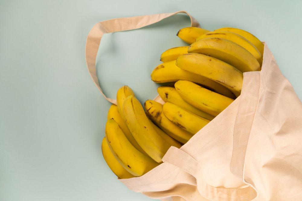 pisang dalam kantong (pexels.com/SHVETS production)