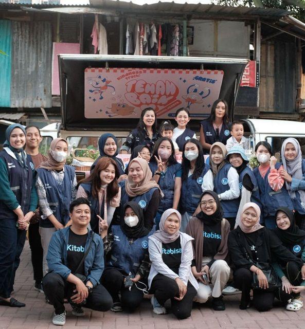10 Momen Rachel dan Erika Berbagi dengan Anak-Anak Kampung Cahaya