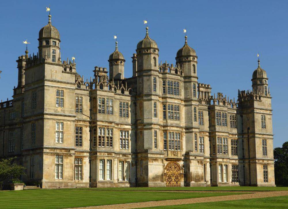 istana kerajaan di Inggris dengan gaya renaissance (expedia.co.uk)
