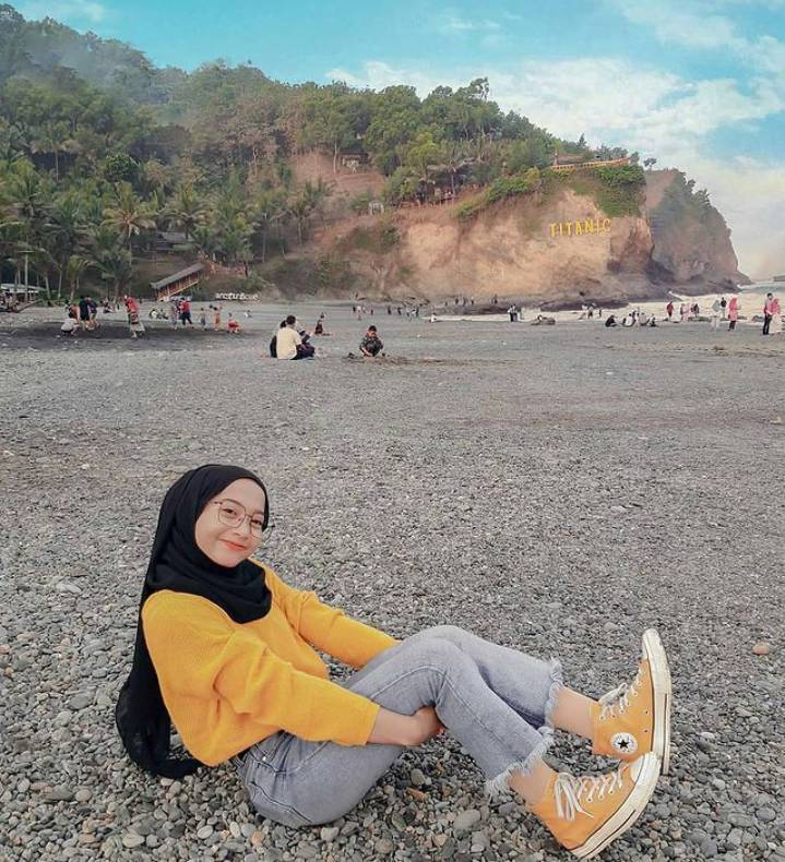 potret pengunjung di pantai watu bale Kebumen (instagram.com/dailyjateng)