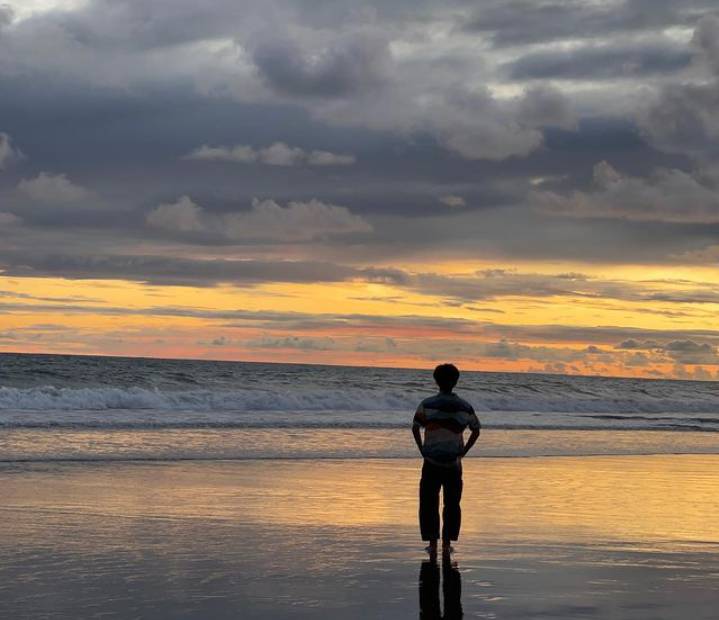 potret pengunjung di Pantai Mliwis Kebumen (instagram.com/nrkhmdd_)