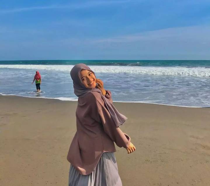 potret pengunjung di Pantai Mliwis Kebumen (instagram.com/pantaimliwisofficial)