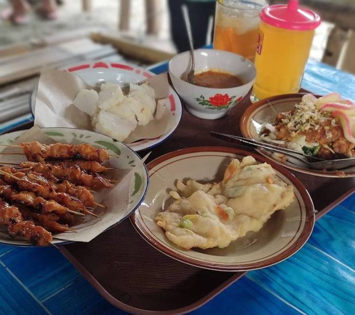 sajian kuliner di Pantai Mliwis Kebumen (instagram.com/pantaimliwisofficial)