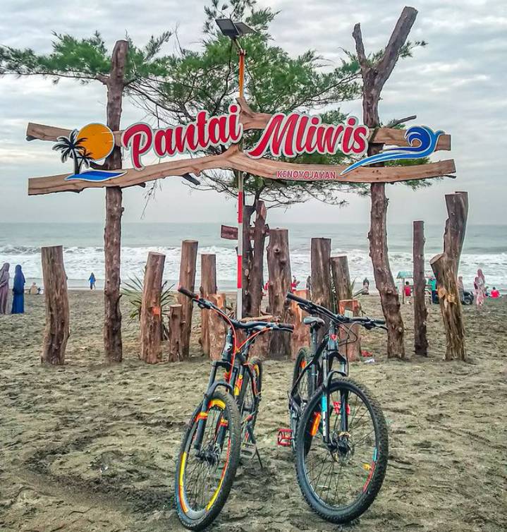 Pantai Mliwis Kebumen (instagram.com/_wii.in)