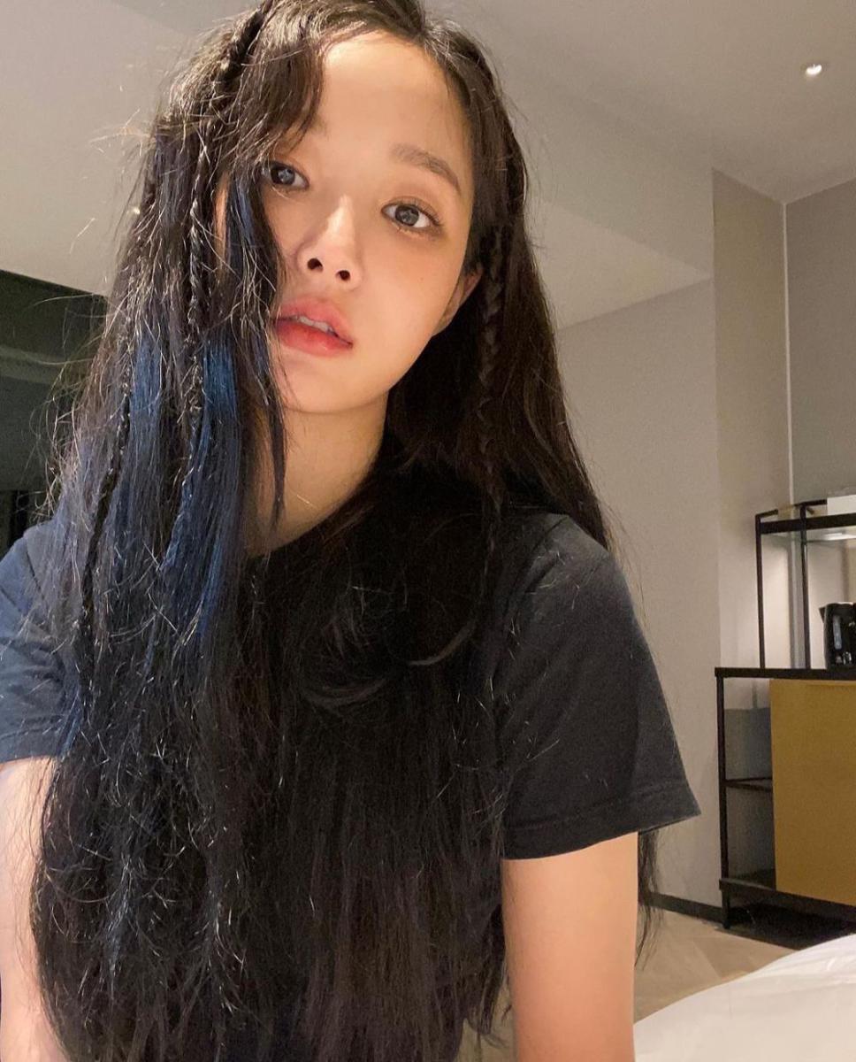 Yeonwoo (instagram.com/chloelxxlxx)