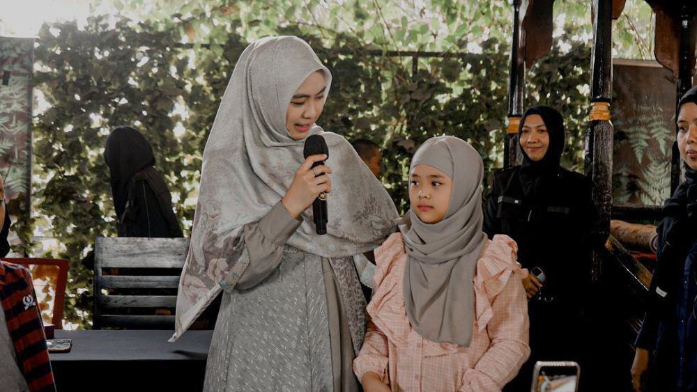 9 Potret Oki Setiana Dewi di Palu, Ajak Putri Sulung Ceramah Bareng!