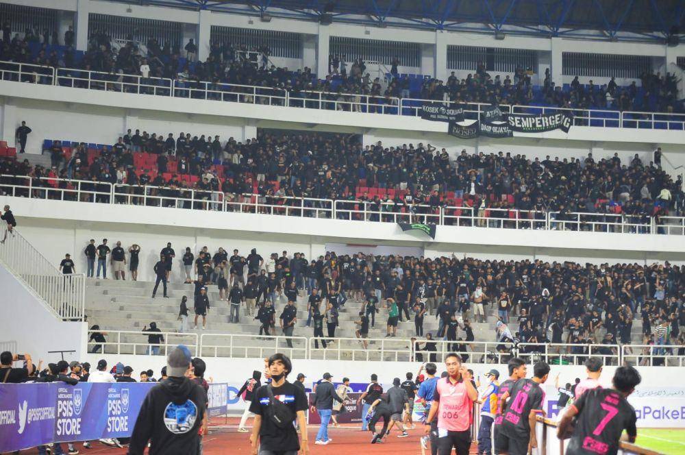 Kericuhan saat laga PSIS Semarang melawan PSS Sleman, Minggu (2/4/2023) (Dok. PSIS)