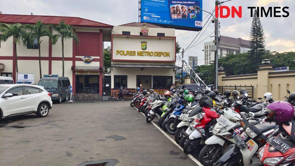 Sejumlah kendaraan bermotor terparkir di salah satu sudut halaman Polres Metro Depok. (IDNTimes/Dicky)