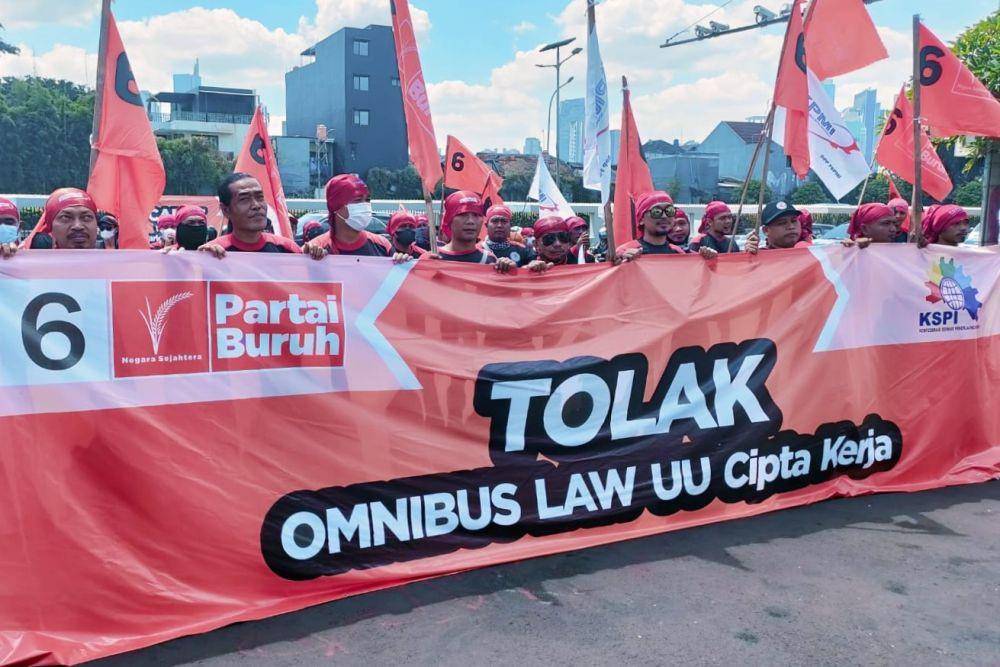 Partai Buruh dan organisasi serikat buruh menggelar aksi unjuk rasa di depan Gedung DPR RI, Senin, 17 April 2023 (dok. Partai Buruh)