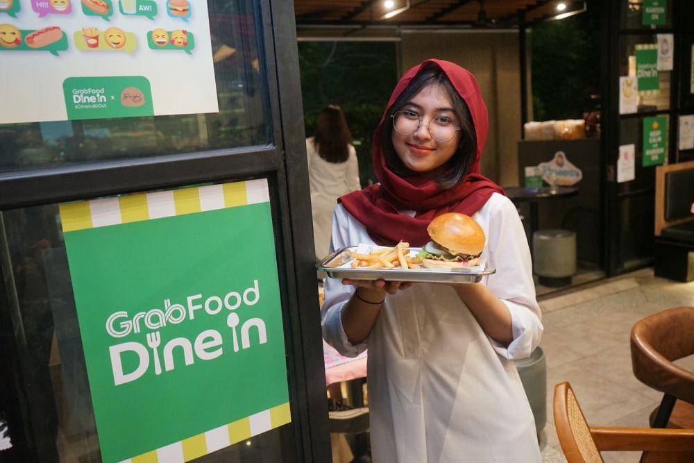 Pramusaji Karen’s Diner yang ramah (Dok. IDN Times)