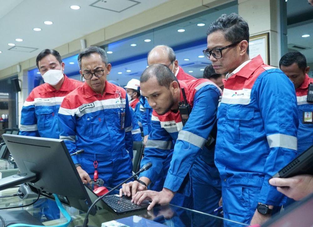 Direktur Utama PT Kilang Pertamina Internasional (PT KPI) Taufik Adityawarman saat meninjau Kilang Pertamina di wilayah Plaju, Palembang, Sumatra Selatan, Senin (17/04/2023). (Dok. Pertamina)