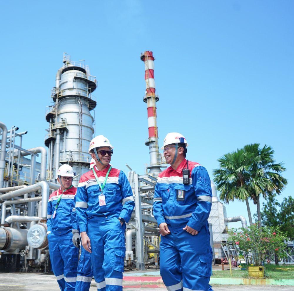 Wakil Komisaris Utama (Wakomut) PT Pertamina (Persero) Pahala Mansury melakukan pengecekan lapangan di Kilang Plaju, didampingi oleh Direktur SDM Pertamina (Persero) Erry Sugiharto. (Dok. Pertamina)