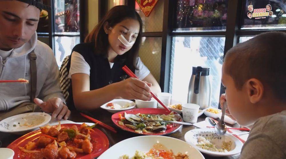 Jessica Iskandar street food (YouTube.com/Jessica Iskandar)