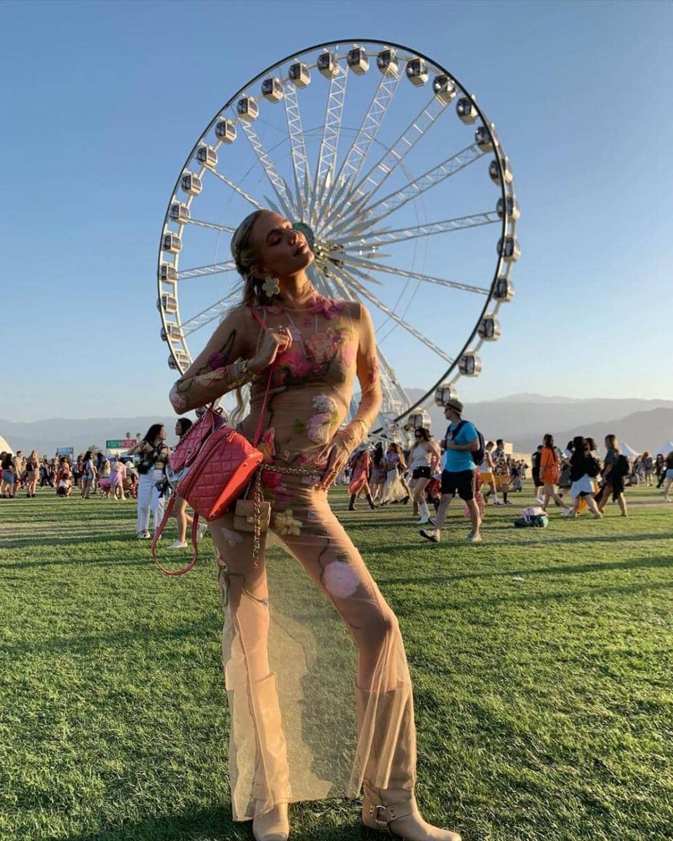 Gaya OOTD Leonie Hanne di Coachella 2023 (instagram.com/leoniehanne)