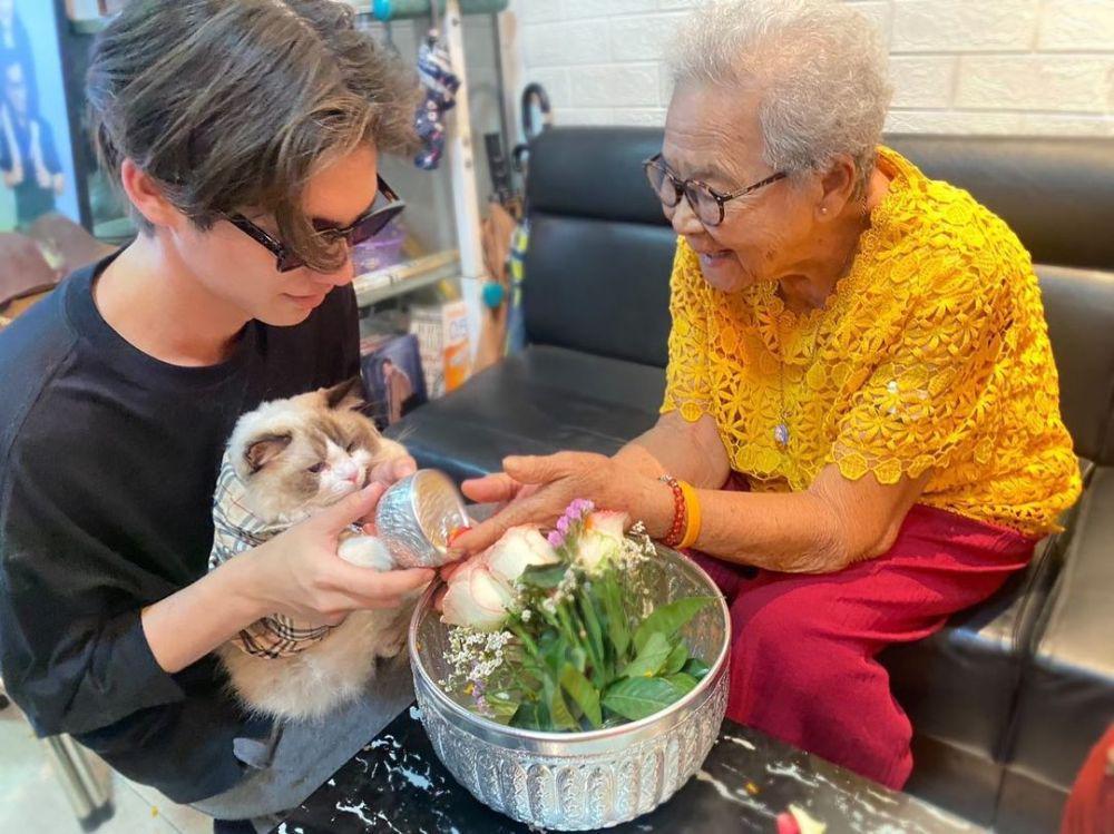 potret Bright Vachirawit rayakan Songkran bersama keluarga (instagram.com/moo_thongwutti)