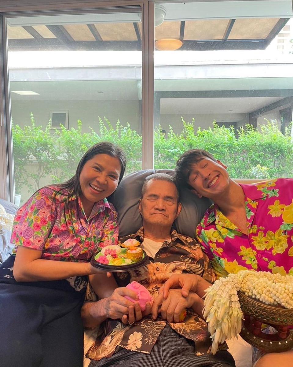 potret Nadech Kugimiya rayakan Songkran bersama keluarga (instagram.com/kugimiyas)