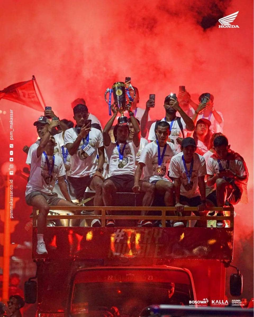 Para pemain PSM Makassar mengarak piala Liga 1 berkeliling Kota Parepare, Minggu malam (17/4/2023). (Instagram/psm_makassar)