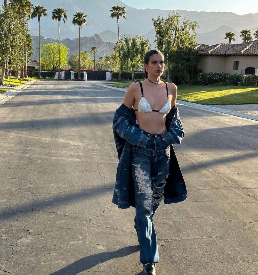 Gaya OOTD Sara Sampaio di Coachella 2023 (instagram.com/sarasampaio)