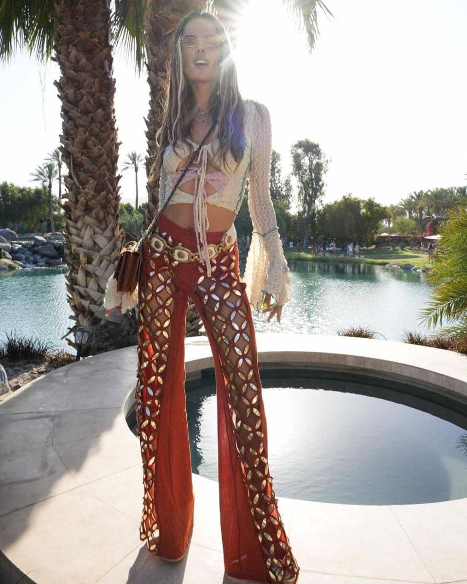 Gaya OOTD Alessandra Ambrosio di Coachella 2023 (instagram.com/alessandraambrosio)
