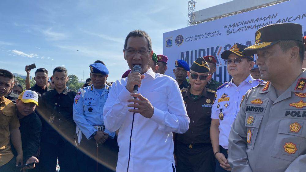 Pj Gubernur DKI Jakarta Heru Budi Hartono saat melepas para pemudik gratis di Monas Jakarta. (IDN Times/Amir Faisol)