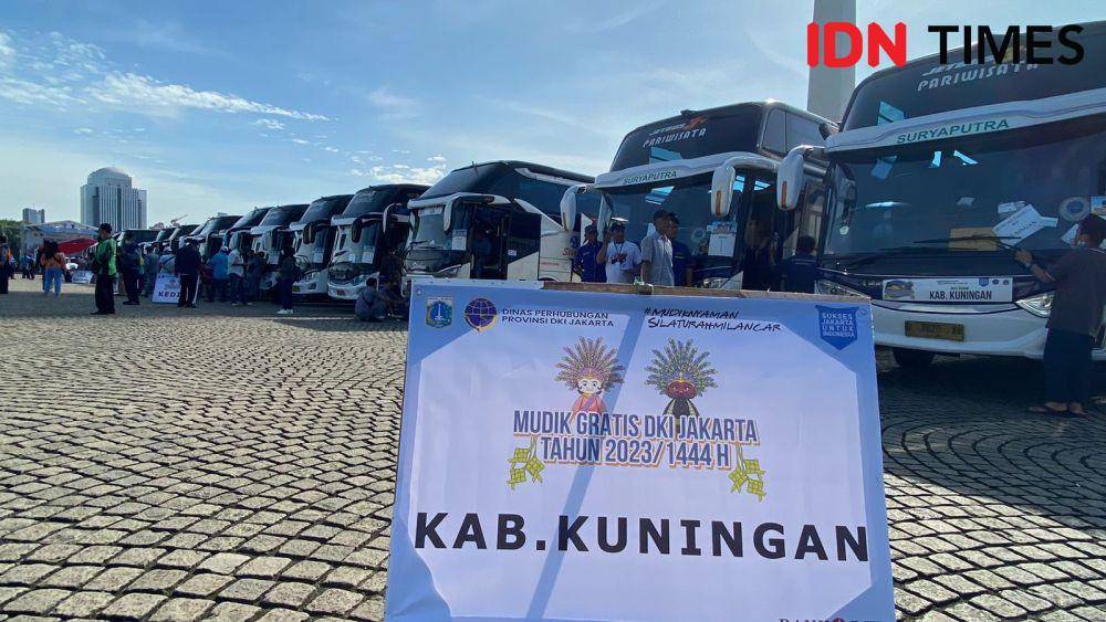 Pelepasan mudik gratis yang diselenggarakan oleh Pemprov DKI Jakarta, dari Monas menuju ke 19 kota tujuan kabupaten/kota di 6 provinsi di Indonesia pada momentum lebaran Idulfitri 2023. (IDN Times/Amir Faisol)