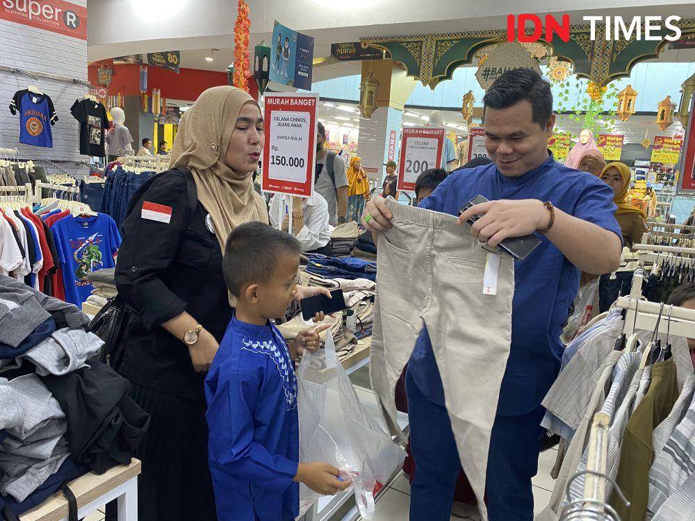 GIS ajak anak-anak yatim piatu untuk berbelanja baju lebaran (IDN Times/Indah Permata Sari)