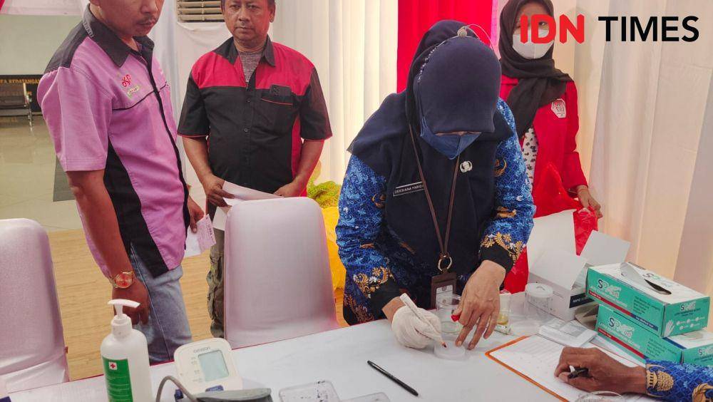 Dinas Kesehatan Kota Depok melakukan pengecekan pengemudi bus di Terminal jatijajar Kota Depok. (IDNTimes/Dicky)