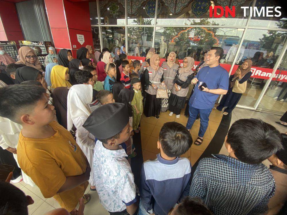 GIS ajak anak-anak yatim piatu untuk berbelanja baju lebaran (IDN Times/Indah Permata Sari)