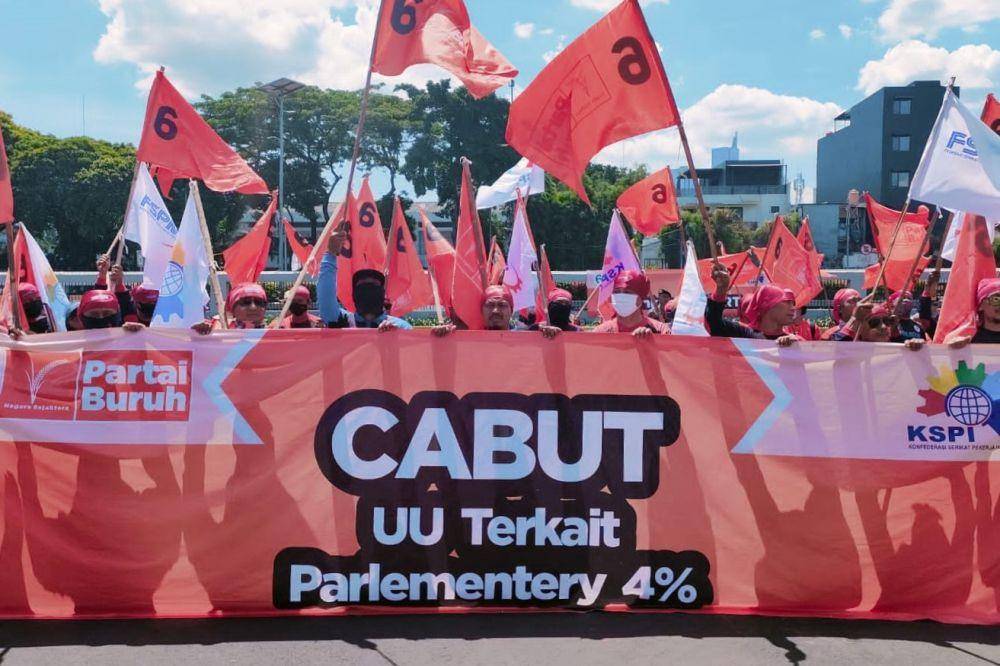 Partai Buruh dan organisasi serikat buruh menggelar aksi unjuk rasa di depan Gedung DPR RI, Senin, 17 April 2023 (dok. Partai Buruh)