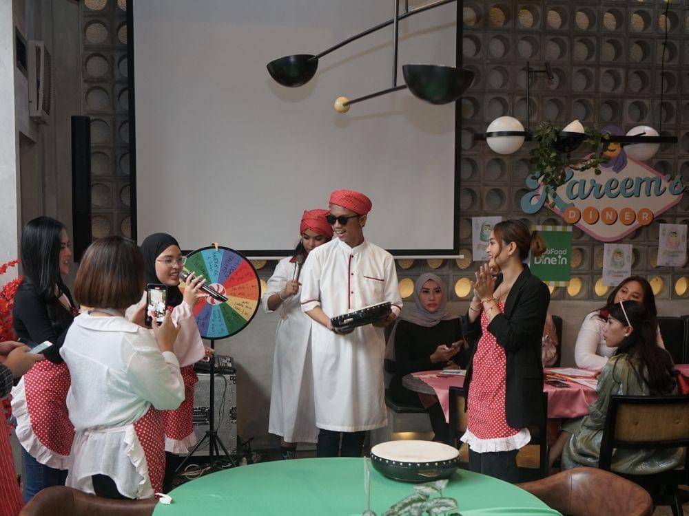 Pramusaji Karen’s Diner menghibur pengunjung (Dok. IDN Times)